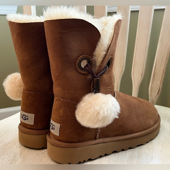 🌟 New UGG Irina Star Charm Suede Sheepskin Short Boots Ladies Size 6 🌟 - Picture 1 of 14